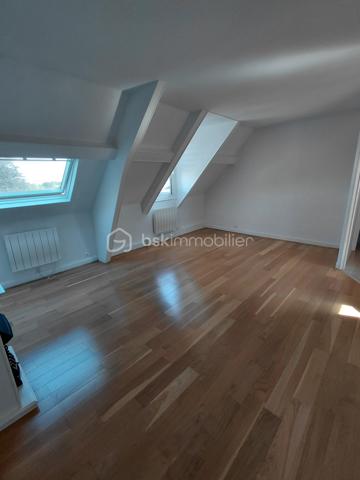 Dieppe , rue de Dijon  Quartier Résidentiel.
situé à 10 mn à pied du centre de la ville et de la plage , commerces de proximités.

Bel appartement bourgeois en parfait état  au 2 et dernier étage d'une habitation de caractère
comprenant: vaste entrée , une belle  pièce de vie lumineuse , 4 chambres , salle de douche avec wc , 
très belle cuisine équipée et aménagée , un dégagement avec penderie et rangement , 
chauffage individuel électrique.

cet appartement lumineux et traversant donne une jolie vue sur la ville.
en annexe nous avons une belle cave et un petit local.
Cette habitation comporte 3 logements qui permettent peu de charge
les communs sont en parfait état .