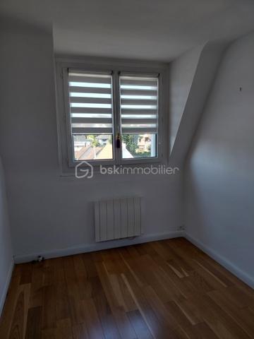 Dieppe , rue de Dijon  Quartier Résidentiel.
situé à 10 mn à pied du centre de la ville et de la plage , commerces de proximités.

Bel appartement bourgeois en parfait état  au 2 et dernier étage d'une habitation de caractère
comprenant: vaste entrée , une belle  pièce de vie lumineuse , 4 chambres , salle de douche avec wc , 
très belle cuisine équipée et aménagée , un dégagement avec penderie et rangement , 
chauffage individuel électrique.

cet appartement lumineux et traversant donne une jolie vue sur la ville.
en annexe nous avons une belle cave et un petit local.
Cette habitation comporte 3 logements qui permettent peu de charge
les communs sont en parfait état .