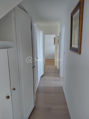 Dieppe , rue de Dijon  Quartier Résidentiel.
situé à 10 mn à pied du centre de la ville et de la plage , commerces de proximités.

Bel appartement bourgeois en parfait état  au 2 et dernier étage d'une habitation de caractère
comprenant: vaste entrée , une belle  pièce de vie lumineuse , 4 chambres , salle de douche avec wc , 
très belle cuisine équipée et aménagée , un dégagement avec penderie et rangement , 
chauffage individuel électrique.

cet appartement lumineux et traversant donne une jolie vue sur la ville.
en annexe nous avons une belle cave et un petit local.
Cette habitation comporte 3 logements qui permettent peu de charge
les communs sont en parfait état .
