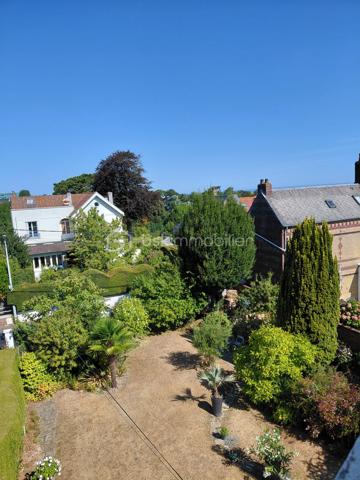 Dieppe , rue de Dijon  Quartier Résidentiel.
situé à 10 mn à pied du centre de la ville et de la plage , commerces de proximités.

Bel appartement bourgeois en parfait état  au 2 et dernier étage d'une habitation de caractère
comprenant: vaste entrée , une belle  pièce de vie lumineuse , 4 chambres , salle de douche avec wc , 
très belle cuisine équipée et aménagée , un dégagement avec penderie et rangement , 
chauffage individuel électrique.

cet appartement lumineux et traversant donne une jolie vue sur la ville.
en annexe nous avons une belle cave et un petit local.
Cette habitation comporte 3 logements qui permettent peu de charge
les communs sont en parfait état .