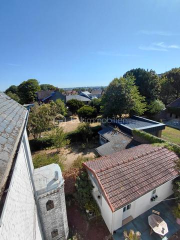 Dieppe , rue de Dijon  Quartier Résidentiel.
situé à 10 mn à pied du centre de la ville et de la plage , commerces de proximités.

Bel appartement bourgeois en parfait état  au 2 et dernier étage d'une habitation de caractère
comprenant: vaste entrée , une belle  pièce de vie lumineuse , 4 chambres , salle de douche avec wc , 
très belle cuisine équipée et aménagée , un dégagement avec penderie et rangement , 
chauffage individuel électrique.

cet appartement lumineux et traversant donne une jolie vue sur la ville.
en annexe nous avons une belle cave et un petit local.
Cette habitation comporte 3 logements qui permettent peu de charge
les communs sont en parfait état .