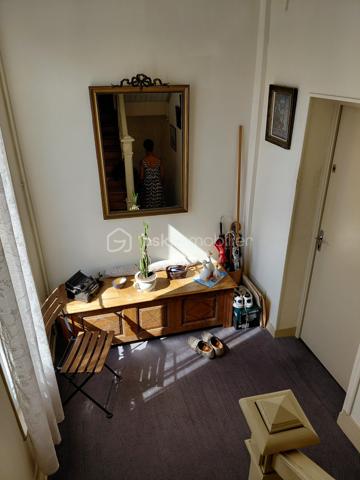 Dieppe , rue de Dijon  Quartier Résidentiel.
situé à 10 mn à pied du centre de la ville et de la plage , commerces de proximités.

Bel appartement bourgeois en parfait état  au 2 et dernier étage d'une habitation de caractère
comprenant: vaste entrée , une belle  pièce de vie lumineuse , 4 chambres , salle de douche avec wc , 
très belle cuisine équipée et aménagée , un dégagement avec penderie et rangement , 
chauffage individuel électrique.

cet appartement lumineux et traversant donne une jolie vue sur la ville.
en annexe nous avons une belle cave et un petit local.
Cette habitation comporte 3 logements qui permettent peu de charge
les communs sont en parfait état .