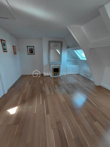 Dieppe , rue de Dijon  Quartier Résidentiel.
situé à 10 mn à pied du centre de la ville et de la plage , commerces de proximités.

Bel appartement bourgeois en parfait état  au 2 et dernier étage d'une habitation de caractère
comprenant: vaste entrée , une belle  pièce de vie lumineuse , 4 chambres , salle de douche avec wc , 
très belle cuisine équipée et aménagée , un dégagement avec penderie et rangement , 
chauffage individuel électrique.

cet appartement lumineux et traversant donne une jolie vue sur la ville.
en annexe nous avons une belle cave et un petit local.
Cette habitation comporte 3 logements qui permettent peu de charge
les communs sont en parfait état .