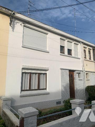 Maison de ville offrant:
- Rez-de-chaussée: entrée, salon, séjour, cuisine, wc 
- Etage: 3 ch...