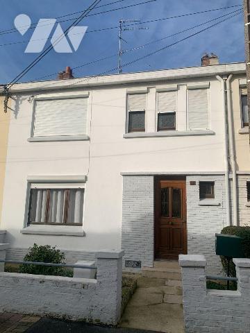 Maison de ville offrant:
- Rez-de-chaussée: entrée, salon, séjour, cuisine, wc 
- Etage: 3 ch...