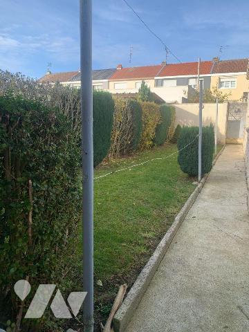 Maison de ville offrant:
- Rez-de-chaussée: entrée, salon, séjour, cuisine, wc 
- Etage: 3 ch...