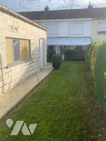 Maison de ville offrant:
- Rez-de-chaussée: entrée, salon, séjour, cuisine, wc 
- Etage: 3 ch...