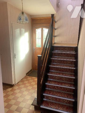 Maison de ville offrant:
- Rez-de-chaussée: entrée, salon, séjour, cuisine, wc 
- Etage: 3 ch...