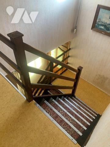 Maison de ville offrant:
- Rez-de-chaussée: entrée, salon, séjour, cuisine, wc 
- Etage: 3 ch...