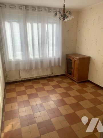 Maison de ville offrant:
- Rez-de-chaussée: entrée, salon, séjour, cuisine, wc 
- Etage: 3 ch...