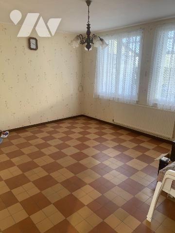 Maison de ville offrant:
- Rez-de-chaussée: entrée, salon, séjour, cuisine, wc 
- Etage: 3 ch...