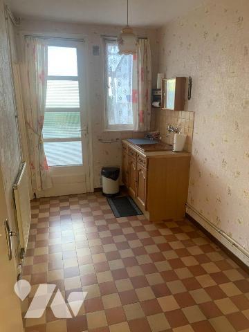 Maison de ville offrant:
- Rez-de-chaussée: entrée, salon, séjour, cuisine, wc 
- Etage: 3 ch...