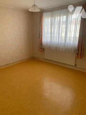 Maison de ville offrant:
- Rez-de-chaussée: entrée, salon, séjour, cuisine, wc 
- Etage: 3 ch...