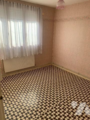 Maison de ville offrant:
- Rez-de-chaussée: entrée, salon, séjour, cuisine, wc 
- Etage: 3 ch...