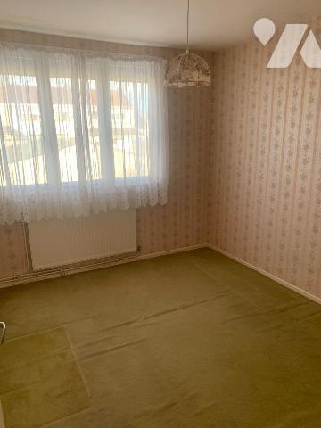 Maison de ville offrant:
- Rez-de-chaussée: entrée, salon, séjour, cuisine, wc 
- Etage: 3 ch...