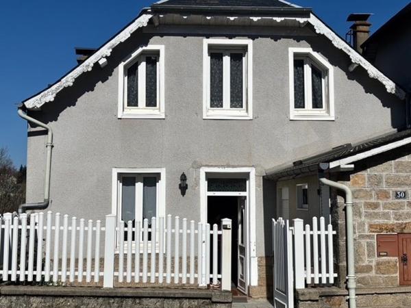Maison avec 4/5 chambres, cour et garage et jardin. 533 m2