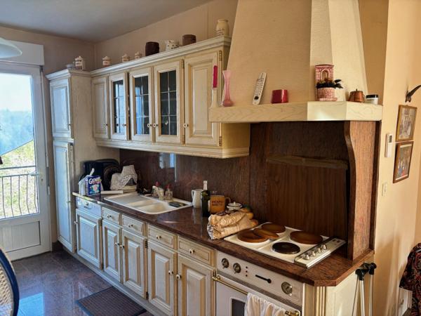 Maison avec 4/5 chambres, cour et garage et jardin. 533 m2