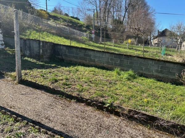 Maison avec 4/5 chambres, cour et garage et jardin. 533 m2