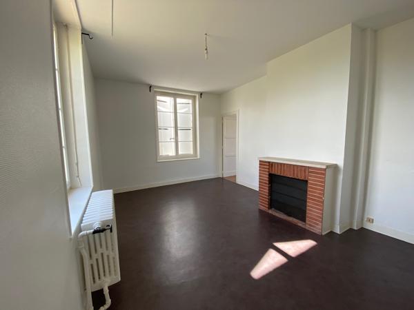 Poitiers (86000) POITIERS LES ROCS Immeuble de 246 m2 avec 5 LOGEMENTS + 100 m2 de Communs, Grand Jardin et Stationnements !