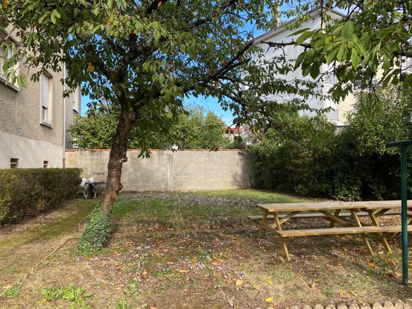 Poitiers (86000) POITIERS LES ROCS Immeuble de 246 m2 avec 5 LOGEMENTS + 100 m2 de Communs, Grand Jardin et Stationnements !