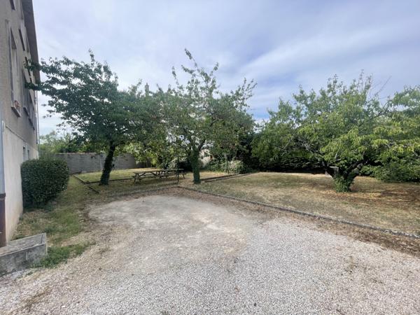 Poitiers (86000) POITIERS LES ROCS Immeuble de 246 m2 avec 5 LOGEMENTS + 100 m2 de Communs, Grand Jardin et Stationnements !