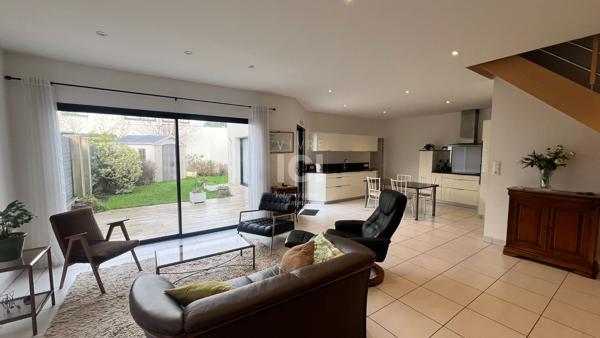 Maison d'architecte à Sautron 237m² - Lumière, espace et cadre verdoyant