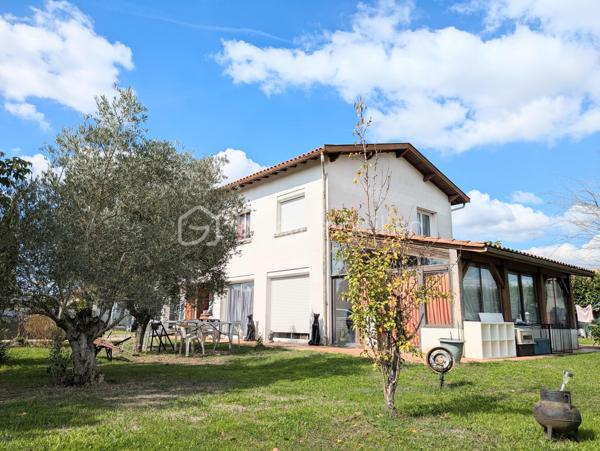 Maison de 160 m² habitable située sur la commune de Saint-Loubès dans un secteur recherché, parfaite pour une famille nombreuse ou pour de l'investissement locatif. Elle offre des pièces de vie spacieuses ainsi que 6 chambres. Une véranda de 17 m² et un chalet de 20 m² complètent ce bien le tout sur une parcelle de plus de 600m2 
 À visiter sans tarder.