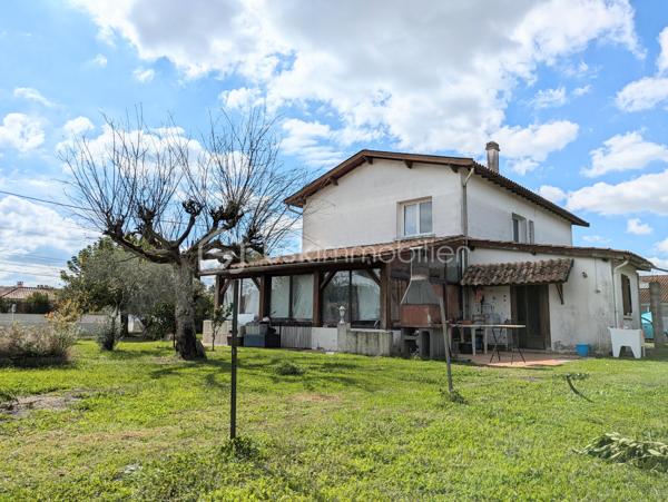 Maison de 160 m² habitable située sur la commune de Saint-Loubès dans un secteur recherché, parfaite pour une famille nombreuse ou pour de l'investissement locatif. Elle offre des pièces de vie spacieuses ainsi que 6 chambres. Une véranda de 17 m² et un chalet de 20 m² complètent ce bien le tout sur une parcelle de plus de 600m2 
 À visiter sans tarder.