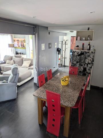 Maison de 160 m² habitable située sur la commune de Saint-Loubès dans un secteur recherché, parfaite pour une famille nombreuse ou pour de l'investissement locatif. Elle offre des pièces de vie spacieuses ainsi que 6 chambres. Une véranda de 17 m² et un chalet de 20 m² complètent ce bien le tout sur une parcelle de plus de 600m2 
 À visiter sans tarder.