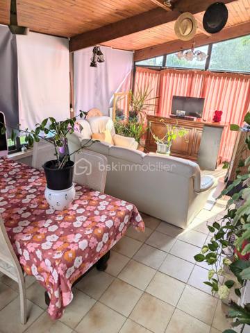 Maison de 160 m² habitable située sur la commune de Saint-Loubès dans un secteur recherché, parfaite pour une famille nombreuse ou pour de l'investissement locatif. Elle offre des pièces de vie spacieuses ainsi que 6 chambres. Une véranda de 17 m² et un chalet de 20 m² complètent ce bien le tout sur une parcelle de plus de 600m2 
 À visiter sans tarder.