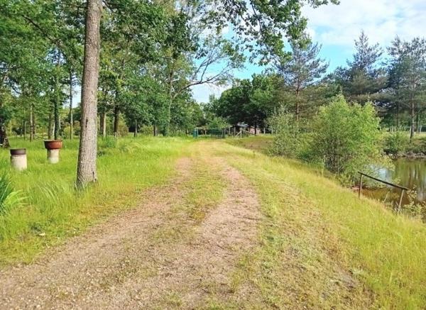 Terrain de loisirs avec étang à proximité d'Aubigné-Racan