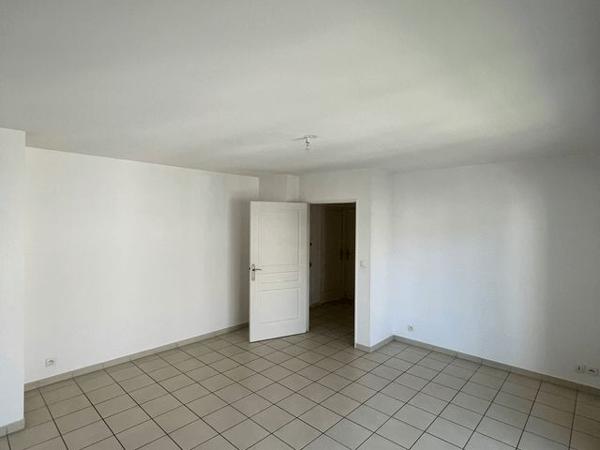 Location Appartement 3 pièces 67.61 m² - 6-10 RUE DU CHEMIN DES POISSONNI Caen 14000