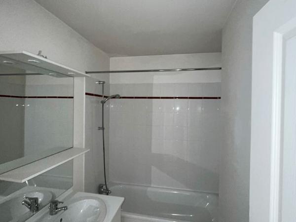 Location Appartement 3 pièces 67.61 m² - 6-10 RUE DU CHEMIN DES POISSONNI Caen 14000