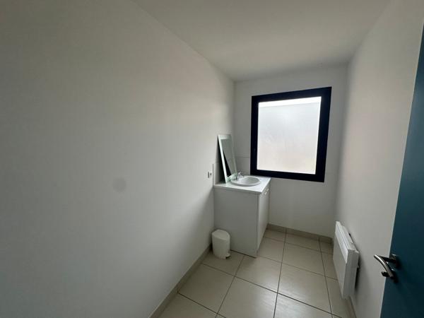 Bureaux à louer bourg de Saint Pierre du Mont 6 bureaux salle d'attente studio