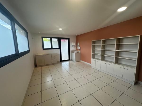 Bureaux à louer bourg de Saint Pierre du Mont 6 bureaux salle d'attente studio