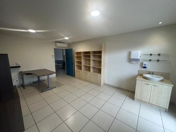 Bureaux à louer bourg de Saint Pierre du Mont 6 bureaux salle d'attente studio
