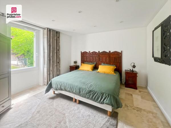 Propriété en pierre 290 m² avec gîte, dépendances, piscine et 4 ha