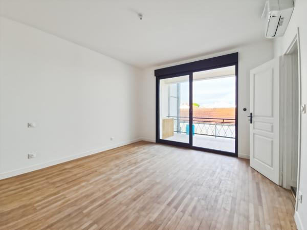 Appartement
         6 pièces
        - 146 m² Bien prestige 645 000 € *
