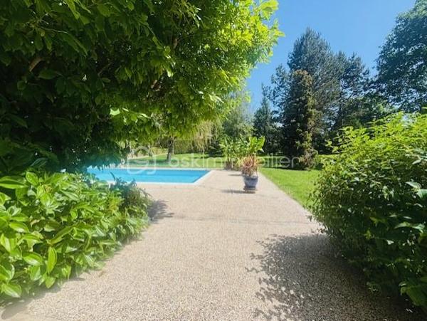 *** Nouveauté : En lisière de bois, coup de cœur pour cette jolie Maison d'architecte de plain-pied avec piscine offrant un cadre unique ***

Située dans un environnement privilégié au calme, en lisière de bois, cette Maison d'architecte construite en 1973, pensée pour offrir un art de vivre alliant confort et nature.
Implantée sur un vaste terrain paysager, la propriété séduit dès son arrivée par une allée privée, instaurant une atmosphère de sérénité et d'exclusivité. 
La piscine agrémentée de son dôme et la terrasse avec son kiosque, s'intègrent parfaitement à ce cadre naturel.

* Descriptif de la Maison *

 De plain-pied : 
- Une cuisine aménagée offrant des équipements (mobiliers et électroménagers) récents de 2024 et de la marque SCHMIDT
- Un espace de vie lumineux et traversant composé d'un salon cosy et d'une grande salle à manger, idéale pour recevoir, avec son accès direct sur la terrasse
- Une spacieuse véranda de 45m² avec son bar (point d'eau), chauffée par sa cheminée fonctionnelle, baignée de lumière grâce à ses baies vitrées donnant sur terrasse et piscine
- Un dégagement desservant les pièces de nuit
- 4 chambres
- Une vaste salle d'eau avec douche à l'italienne et wc suspendu, entièrement refait à neuf en 2024
- Une buanderie (pouvant être une seconde salle d'eau)
- Un wc séparé
- Une arrière-cuisine/chaufferie


* Ses extérieurs *
- Un terrain d'environ 3939m² entièrement clos, en lisière de bois
- Une piscine 5X10m avec une filtration à sable (pompe changée en 2021)
- Une jolie terrasse avec store banne électrique et son kiosque à jardin
- Son portail motorisé permettant l'entrée à la propriété
- Un sous-sol partiel comprenant un garage, une cave, un atelier
- Un vide sanitaire sur l'autre partie de la Maison
- Un second garage indépendant

* Son secteur *
- proximité de services à Cheroy : école maternelle et primaire avec un service de cantine et de garderie,  service de transports pour le collège et le lycée, tous commerces dans le village (boulangerie, pharmacie, médecins, superette, restaurant, station-service)

* Ses équipements et ses avantages *
- Village très recherché de part tous ses commerces de proximité accessibles facilement
- Maison construite en 1973 , toujours très bien entretenue et bien exposée
- La cuisine entièrement équipée de tous ses éléments (hotte à extraction extérieur, four, four micro-ondes, frigidaire, plaque, lave-vaisselle intégré...) de la marque haut de gamme SCHMIDT
- Chauffage Gaz de ville (chaudière récente de la marque LEBLANC de 2021 et entretenue tous les ans), couplé avec une Pompe à Chaleur air/air (véranda et salle à manger) chauffage et climatisation
- Assainissement collectif aux normes
- Fibre installée
- Electricité et plomberie refait à neuf 
- Toutes les ouvertures sont en double vitrage ALU, accompagnés de volets roulants électriques
- Toiture en très bon état

Cette propriété d'exception est à découvrir très rapidement...