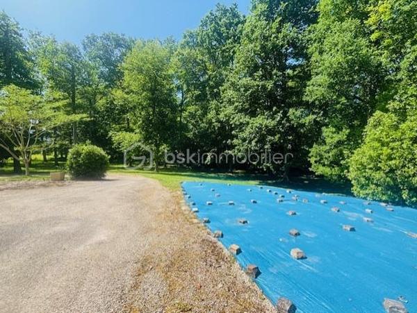 *** Nouveauté : En lisière de bois, coup de cœur pour cette jolie Maison d'architecte de plain-pied avec piscine offrant un cadre unique ***

Située dans un environnement privilégié au calme, en lisière de bois, cette Maison d'architecte construite en 1973, pensée pour offrir un art de vivre alliant confort et nature.
Implantée sur un vaste terrain paysager, la propriété séduit dès son arrivée par une allée privée, instaurant une atmosphère de sérénité et d'exclusivité. 
La piscine agrémentée de son dôme et la terrasse avec son kiosque, s'intègrent parfaitement à ce cadre naturel.

* Descriptif de la Maison *

 De plain-pied : 
- Une cuisine aménagée offrant des équipements (mobiliers et électroménagers) récents de 2024 et de la marque SCHMIDT
- Un espace de vie lumineux et traversant composé d'un salon cosy et d'une grande salle à manger, idéale pour recevoir, avec son accès direct sur la terrasse
- Une spacieuse véranda de 45m² avec son bar (point d'eau), chauffée par sa cheminée fonctionnelle, baignée de lumière grâce à ses baies vitrées donnant sur terrasse et piscine
- Un dégagement desservant les pièces de nuit
- 4 chambres
- Une vaste salle d'eau avec douche à l'italienne et wc suspendu, entièrement refait à neuf en 2024
- Une buanderie (pouvant être une seconde salle d'eau)
- Un wc séparé
- Une arrière-cuisine/chaufferie


* Ses extérieurs *
- Un terrain d'environ 3939m² entièrement clos, en lisière de bois
- Une piscine 5X10m avec une filtration à sable (pompe changée en 2021)
- Une jolie terrasse avec store banne électrique et son kiosque à jardin
- Son portail motorisé permettant l'entrée à la propriété
- Un sous-sol partiel comprenant un garage, une cave, un atelier
- Un vide sanitaire sur l'autre partie de la Maison
- Un second garage indépendant

* Son secteur *
- proximité de services à Cheroy : école maternelle et primaire avec un service de cantine et de garderie,  service de transports pour le collège et le lycée, tous commerces dans le village (boulangerie, pharmacie, médecins, superette, restaurant, station-service)

* Ses équipements et ses avantages *
- Village très recherché de part tous ses commerces de proximité accessibles facilement
- Maison construite en 1973 , toujours très bien entretenue et bien exposée
- La cuisine entièrement équipée de tous ses éléments (hotte à extraction extérieur, four, four micro-ondes, frigidaire, plaque, lave-vaisselle intégré...) de la marque haut de gamme SCHMIDT
- Chauffage Gaz de ville (chaudière récente de la marque LEBLANC de 2021 et entretenue tous les ans), couplé avec une Pompe à Chaleur air/air (véranda et salle à manger) chauffage et climatisation
- Assainissement collectif aux normes
- Fibre installée
- Electricité et plomberie refait à neuf 
- Toutes les ouvertures sont en double vitrage ALU, accompagnés de volets roulants électriques
- Toiture en très bon état

Cette propriété d'exception est à découvrir très rapidement...