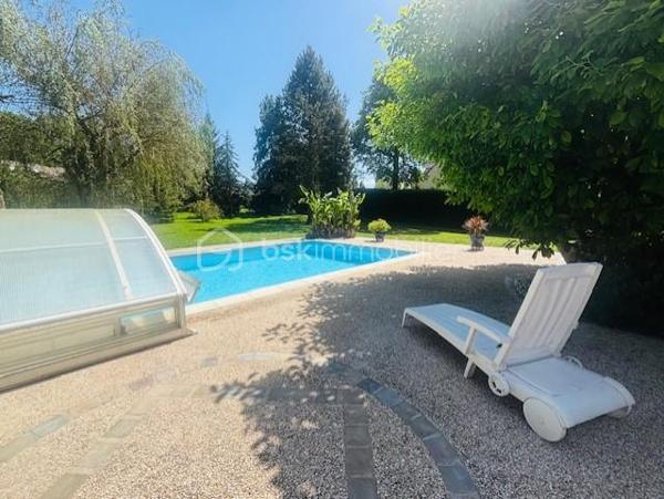 *** Nouveauté : En lisière de bois, coup de cœur pour cette jolie Maison d'architecte de plain-pied avec piscine offrant un cadre unique ***

Située dans un environnement privilégié au calme, en lisière de bois, cette Maison d'architecte construite en 1973, pensée pour offrir un art de vivre alliant confort et nature.
Implantée sur un vaste terrain paysager, la propriété séduit dès son arrivée par une allée privée, instaurant une atmosphère de sérénité et d'exclusivité. 
La piscine agrémentée de son dôme et la terrasse avec son kiosque, s'intègrent parfaitement à ce cadre naturel.

* Descriptif de la Maison *

 De plain-pied : 
- Une cuisine aménagée offrant des équipements (mobiliers et électroménagers) récents de 2024 et de la marque SCHMIDT
- Un espace de vie lumineux et traversant composé d'un salon cosy et d'une grande salle à manger, idéale pour recevoir, avec son accès direct sur la terrasse
- Une spacieuse véranda de 45m² avec son bar (point d'eau), chauffée par sa cheminée fonctionnelle, baignée de lumière grâce à ses baies vitrées donnant sur terrasse et piscine
- Un dégagement desservant les pièces de nuit
- 4 chambres
- Une vaste salle d'eau avec douche à l'italienne et wc suspendu, entièrement refait à neuf en 2024
- Une buanderie (pouvant être une seconde salle d'eau)
- Un wc séparé
- Une arrière-cuisine/chaufferie


* Ses extérieurs *
- Un terrain d'environ 3939m² entièrement clos, en lisière de bois
- Une piscine 5X10m avec une filtration à sable (pompe changée en 2021)
- Une jolie terrasse avec store banne électrique et son kiosque à jardin
- Son portail motorisé permettant l'entrée à la propriété
- Un sous-sol partiel comprenant un garage, une cave, un atelier
- Un vide sanitaire sur l'autre partie de la Maison
- Un second garage indépendant

* Son secteur *
- proximité de services à Cheroy : école maternelle et primaire avec un service de cantine et de garderie,  service de transports pour le collège et le lycée, tous commerces dans le village (boulangerie, pharmacie, médecins, superette, restaurant, station-service)

* Ses équipements et ses avantages *
- Village très recherché de part tous ses commerces de proximité accessibles facilement
- Maison construite en 1973 , toujours très bien entretenue et bien exposée
- La cuisine entièrement équipée de tous ses éléments (hotte à extraction extérieur, four, four micro-ondes, frigidaire, plaque, lave-vaisselle intégré...) de la marque haut de gamme SCHMIDT
- Chauffage Gaz de ville (chaudière récente de la marque LEBLANC de 2021 et entretenue tous les ans), couplé avec une Pompe à Chaleur air/air (véranda et salle à manger) chauffage et climatisation
- Assainissement collectif aux normes
- Fibre installée
- Electricité et plomberie refait à neuf 
- Toutes les ouvertures sont en double vitrage ALU, accompagnés de volets roulants électriques
- Toiture en très bon état

Cette propriété d'exception est à découvrir très rapidement...