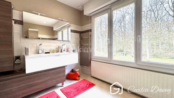 *** Nouveauté : En lisière de bois, coup de cœur pour cette jolie Maison d'architecte de plain-pied avec piscine offrant un cadre unique ***

Située dans un environnement privilégié au calme, en lisière de bois, cette Maison d'architecte construite en 1973, pensée pour offrir un art de vivre alliant confort et nature.
Implantée sur un vaste terrain paysager, la propriété séduit dès son arrivée par une allée privée, instaurant une atmosphère de sérénité et d'exclusivité. 
La piscine agrémentée de son dôme et la terrasse avec son kiosque, s'intègrent parfaitement à ce cadre naturel.

* Descriptif de la Maison *

 De plain-pied : 
- Une cuisine aménagée offrant des équipements (mobiliers et électroménagers) récents de 2024 et de la marque SCHMIDT
- Un espace de vie lumineux et traversant composé d'un salon cosy et d'une grande salle à manger, idéale pour recevoir, avec son accès direct sur la terrasse
- Une spacieuse véranda de 45m² avec son bar (point d'eau), chauffée par sa cheminée fonctionnelle, baignée de lumière grâce à ses baies vitrées donnant sur terrasse et piscine
- Un dégagement desservant les pièces de nuit
- 4 chambres
- Une vaste salle d'eau avec douche à l'italienne et wc suspendu, entièrement refait à neuf en 2024
- Une buanderie (pouvant être une seconde salle d'eau)
- Un wc séparé
- Une arrière-cuisine/chaufferie


* Ses extérieurs *
- Un terrain d'environ 3939m² entièrement clos, en lisière de bois
- Une piscine 5X10m avec une filtration à sable (pompe changée en 2021)
- Une jolie terrasse avec store banne électrique et son kiosque à jardin
- Son portail motorisé permettant l'entrée à la propriété
- Un sous-sol partiel comprenant un garage, une cave, un atelier
- Un vide sanitaire sur l'autre partie de la Maison
- Un second garage indépendant

* Son secteur *
- proximité de services à Cheroy : école maternelle et primaire avec un service de cantine et de garderie,  service de transports pour le collège et le lycée, tous commerces dans le village (boulangerie, pharmacie, médecins, superette, restaurant, station-service)

* Ses équipements et ses avantages *
- Village très recherché de part tous ses commerces de proximité accessibles facilement
- Maison construite en 1973 , toujours très bien entretenue et bien exposée
- La cuisine entièrement équipée de tous ses éléments (hotte à extraction extérieur, four, four micro-ondes, frigidaire, plaque, lave-vaisselle intégré...) de la marque haut de gamme SCHMIDT
- Chauffage Gaz de ville (chaudière récente de la marque LEBLANC de 2021 et entretenue tous les ans), couplé avec une Pompe à Chaleur air/air (véranda et salle à manger) chauffage et climatisation
- Assainissement collectif aux normes
- Fibre installée
- Electricité et plomberie refait à neuf 
- Toutes les ouvertures sont en double vitrage ALU, accompagnés de volets roulants électriques
- Toiture en très bon état

Cette propriété d'exception est à découvrir très rapidement...