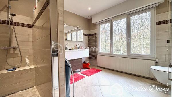 *** Nouveauté : En lisière de bois, coup de cœur pour cette jolie Maison d'architecte de plain-pied avec piscine offrant un cadre unique ***

Située dans un environnement privilégié au calme, en lisière de bois, cette Maison d'architecte construite en 1973, pensée pour offrir un art de vivre alliant confort et nature.
Implantée sur un vaste terrain paysager, la propriété séduit dès son arrivée par une allée privée, instaurant une atmosphère de sérénité et d'exclusivité. 
La piscine agrémentée de son dôme et la terrasse avec son kiosque, s'intègrent parfaitement à ce cadre naturel.

* Descriptif de la Maison *

 De plain-pied : 
- Une cuisine aménagée offrant des équipements (mobiliers et électroménagers) récents de 2024 et de la marque SCHMIDT
- Un espace de vie lumineux et traversant composé d'un salon cosy et d'une grande salle à manger, idéale pour recevoir, avec son accès direct sur la terrasse
- Une spacieuse véranda de 45m² avec son bar (point d'eau), chauffée par sa cheminée fonctionnelle, baignée de lumière grâce à ses baies vitrées donnant sur terrasse et piscine
- Un dégagement desservant les pièces de nuit
- 4 chambres
- Une vaste salle d'eau avec douche à l'italienne et wc suspendu, entièrement refait à neuf en 2024
- Une buanderie (pouvant être une seconde salle d'eau)
- Un wc séparé
- Une arrière-cuisine/chaufferie


* Ses extérieurs *
- Un terrain d'environ 3939m² entièrement clos, en lisière de bois
- Une piscine 5X10m avec une filtration à sable (pompe changée en 2021)
- Une jolie terrasse avec store banne électrique et son kiosque à jardin
- Son portail motorisé permettant l'entrée à la propriété
- Un sous-sol partiel comprenant un garage, une cave, un atelier
- Un vide sanitaire sur l'autre partie de la Maison
- Un second garage indépendant

* Son secteur *
- proximité de services à Cheroy : école maternelle et primaire avec un service de cantine et de garderie,  service de transports pour le collège et le lycée, tous commerces dans le village (boulangerie, pharmacie, médecins, superette, restaurant, station-service)

* Ses équipements et ses avantages *
- Village très recherché de part tous ses commerces de proximité accessibles facilement
- Maison construite en 1973 , toujours très bien entretenue et bien exposée
- La cuisine entièrement équipée de tous ses éléments (hotte à extraction extérieur, four, four micro-ondes, frigidaire, plaque, lave-vaisselle intégré...) de la marque haut de gamme SCHMIDT
- Chauffage Gaz de ville (chaudière récente de la marque LEBLANC de 2021 et entretenue tous les ans), couplé avec une Pompe à Chaleur air/air (véranda et salle à manger) chauffage et climatisation
- Assainissement collectif aux normes
- Fibre installée
- Electricité et plomberie refait à neuf 
- Toutes les ouvertures sont en double vitrage ALU, accompagnés de volets roulants électriques
- Toiture en très bon état

Cette propriété d'exception est à découvrir très rapidement...