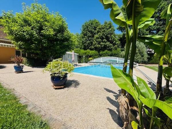 *** Nouveauté : En lisière de bois, coup de cœur pour cette jolie Maison d'architecte de plain-pied avec piscine offrant un cadre unique ***

Située dans un environnement privilégié au calme, en lisière de bois, cette Maison d'architecte construite en 1973, pensée pour offrir un art de vivre alliant confort et nature.
Implantée sur un vaste terrain paysager, la propriété séduit dès son arrivée par une allée privée, instaurant une atmosphère de sérénité et d'exclusivité. 
La piscine agrémentée de son dôme et la terrasse avec son kiosque, s'intègrent parfaitement à ce cadre naturel.

* Descriptif de la Maison *

 De plain-pied : 
- Une cuisine aménagée offrant des équipements (mobiliers et électroménagers) récents de 2024 et de la marque SCHMIDT
- Un espace de vie lumineux et traversant composé d'un salon cosy et d'une grande salle à manger, idéale pour recevoir, avec son accès direct sur la terrasse
- Une spacieuse véranda de 45m² avec son bar (point d'eau), chauffée par sa cheminée fonctionnelle, baignée de lumière grâce à ses baies vitrées donnant sur terrasse et piscine
- Un dégagement desservant les pièces de nuit
- 4 chambres
- Une vaste salle d'eau avec douche à l'italienne et wc suspendu, entièrement refait à neuf en 2024
- Une buanderie (pouvant être une seconde salle d'eau)
- Un wc séparé
- Une arrière-cuisine/chaufferie


* Ses extérieurs *
- Un terrain d'environ 3939m² entièrement clos, en lisière de bois
- Une piscine 5X10m avec une filtration à sable (pompe changée en 2021)
- Une jolie terrasse avec store banne électrique et son kiosque à jardin
- Son portail motorisé permettant l'entrée à la propriété
- Un sous-sol partiel comprenant un garage, une cave, un atelier
- Un vide sanitaire sur l'autre partie de la Maison
- Un second garage indépendant

* Son secteur *
- proximité de services à Cheroy : école maternelle et primaire avec un service de cantine et de garderie,  service de transports pour le collège et le lycée, tous commerces dans le village (boulangerie, pharmacie, médecins, superette, restaurant, station-service)

* Ses équipements et ses avantages *
- Village très recherché de part tous ses commerces de proximité accessibles facilement
- Maison construite en 1973 , toujours très bien entretenue et bien exposée
- La cuisine entièrement équipée de tous ses éléments (hotte à extraction extérieur, four, four micro-ondes, frigidaire, plaque, lave-vaisselle intégré...) de la marque haut de gamme SCHMIDT
- Chauffage Gaz de ville (chaudière récente de la marque LEBLANC de 2021 et entretenue tous les ans), couplé avec une Pompe à Chaleur air/air (véranda et salle à manger) chauffage et climatisation
- Assainissement collectif aux normes
- Fibre installée
- Electricité et plomberie refait à neuf 
- Toutes les ouvertures sont en double vitrage ALU, accompagnés de volets roulants électriques
- Toiture en très bon état

Cette propriété d'exception est à découvrir très rapidement...