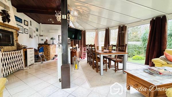 *** Nouveauté : En lisière de bois, coup de cœur pour cette jolie Maison d'architecte de plain-pied avec piscine offrant un cadre unique ***

Située dans un environnement privilégié au calme, en lisière de bois, cette Maison d'architecte construite en 1973, pensée pour offrir un art de vivre alliant confort et nature.
Implantée sur un vaste terrain paysager, la propriété séduit dès son arrivée par une allée privée, instaurant une atmosphère de sérénité et d'exclusivité. 
La piscine agrémentée de son dôme et la terrasse avec son kiosque, s'intègrent parfaitement à ce cadre naturel.

* Descriptif de la Maison *

 De plain-pied : 
- Une cuisine aménagée offrant des équipements (mobiliers et électroménagers) récents de 2024 et de la marque SCHMIDT
- Un espace de vie lumineux et traversant composé d'un salon cosy et d'une grande salle à manger, idéale pour recevoir, avec son accès direct sur la terrasse
- Une spacieuse véranda de 45m² avec son bar (point d'eau), chauffée par sa cheminée fonctionnelle, baignée de lumière grâce à ses baies vitrées donnant sur terrasse et piscine
- Un dégagement desservant les pièces de nuit
- 4 chambres
- Une vaste salle d'eau avec douche à l'italienne et wc suspendu, entièrement refait à neuf en 2024
- Une buanderie (pouvant être une seconde salle d'eau)
- Un wc séparé
- Une arrière-cuisine/chaufferie


* Ses extérieurs *
- Un terrain d'environ 3939m² entièrement clos, en lisière de bois
- Une piscine 5X10m avec une filtration à sable (pompe changée en 2021)
- Une jolie terrasse avec store banne électrique et son kiosque à jardin
- Son portail motorisé permettant l'entrée à la propriété
- Un sous-sol partiel comprenant un garage, une cave, un atelier
- Un vide sanitaire sur l'autre partie de la Maison
- Un second garage indépendant

* Son secteur *
- proximité de services à Cheroy : école maternelle et primaire avec un service de cantine et de garderie,  service de transports pour le collège et le lycée, tous commerces dans le village (boulangerie, pharmacie, médecins, superette, restaurant, station-service)

* Ses équipements et ses avantages *
- Village très recherché de part tous ses commerces de proximité accessibles facilement
- Maison construite en 1973 , toujours très bien entretenue et bien exposée
- La cuisine entièrement équipée de tous ses éléments (hotte à extraction extérieur, four, four micro-ondes, frigidaire, plaque, lave-vaisselle intégré...) de la marque haut de gamme SCHMIDT
- Chauffage Gaz de ville (chaudière récente de la marque LEBLANC de 2021 et entretenue tous les ans), couplé avec une Pompe à Chaleur air/air (véranda et salle à manger) chauffage et climatisation
- Assainissement collectif aux normes
- Fibre installée
- Electricité et plomberie refait à neuf 
- Toutes les ouvertures sont en double vitrage ALU, accompagnés de volets roulants électriques
- Toiture en très bon état

Cette propriété d'exception est à découvrir très rapidement...
