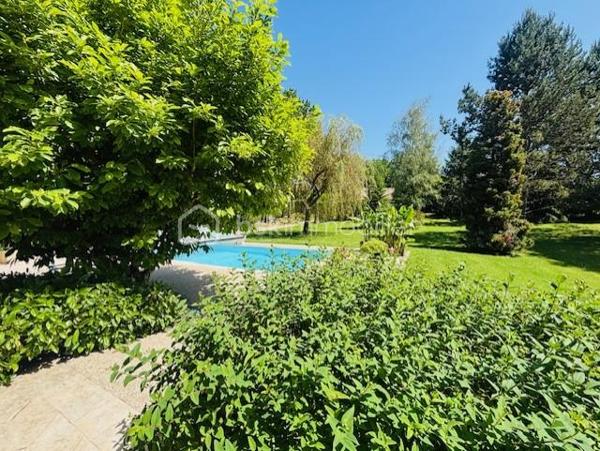 *** Nouveauté : En lisière de bois, coup de cœur pour cette jolie Maison d'architecte de plain-pied avec piscine offrant un cadre unique ***

Située dans un environnement privilégié au calme, en lisière de bois, cette Maison d'architecte construite en 1973, pensée pour offrir un art de vivre alliant confort et nature.
Implantée sur un vaste terrain paysager, la propriété séduit dès son arrivée par une allée privée, instaurant une atmosphère de sérénité et d'exclusivité. 
La piscine agrémentée de son dôme et la terrasse avec son kiosque, s'intègrent parfaitement à ce cadre naturel.

* Descriptif de la Maison *

 De plain-pied : 
- Une cuisine aménagée offrant des équipements (mobiliers et électroménagers) récents de 2024 et de la marque SCHMIDT
- Un espace de vie lumineux et traversant composé d'un salon cosy et d'une grande salle à manger, idéale pour recevoir, avec son accès direct sur la terrasse
- Une spacieuse véranda de 45m² avec son bar (point d'eau), chauffée par sa cheminée fonctionnelle, baignée de lumière grâce à ses baies vitrées donnant sur terrasse et piscine
- Un dégagement desservant les pièces de nuit
- 4 chambres
- Une vaste salle d'eau avec douche à l'italienne et wc suspendu, entièrement refait à neuf en 2024
- Une buanderie (pouvant être une seconde salle d'eau)
- Un wc séparé
- Une arrière-cuisine/chaufferie


* Ses extérieurs *
- Un terrain d'environ 3939m² entièrement clos, en lisière de bois
- Une piscine 5X10m avec une filtration à sable (pompe changée en 2021)
- Une jolie terrasse avec store banne électrique et son kiosque à jardin
- Son portail motorisé permettant l'entrée à la propriété
- Un sous-sol partiel comprenant un garage, une cave, un atelier
- Un vide sanitaire sur l'autre partie de la Maison
- Un second garage indépendant

* Son secteur *
- proximité de services à Cheroy : école maternelle et primaire avec un service de cantine et de garderie,  service de transports pour le collège et le lycée, tous commerces dans le village (boulangerie, pharmacie, médecins, superette, restaurant, station-service)

* Ses équipements et ses avantages *
- Village très recherché de part tous ses commerces de proximité accessibles facilement
- Maison construite en 1973 , toujours très bien entretenue et bien exposée
- La cuisine entièrement équipée de tous ses éléments (hotte à extraction extérieur, four, four micro-ondes, frigidaire, plaque, lave-vaisselle intégré...) de la marque haut de gamme SCHMIDT
- Chauffage Gaz de ville (chaudière récente de la marque LEBLANC de 2021 et entretenue tous les ans), couplé avec une Pompe à Chaleur air/air (véranda et salle à manger) chauffage et climatisation
- Assainissement collectif aux normes
- Fibre installée
- Electricité et plomberie refait à neuf 
- Toutes les ouvertures sont en double vitrage ALU, accompagnés de volets roulants électriques
- Toiture en très bon état

Cette propriété d'exception est à découvrir très rapidement...
