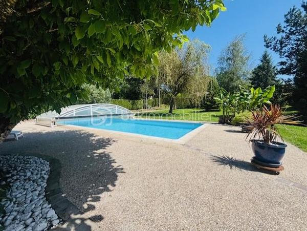 *** Nouveauté : En lisière de bois, coup de cœur pour cette jolie Maison d'architecte de plain-pied avec piscine offrant un cadre unique ***

Située dans un environnement privilégié au calme, en lisière de bois, cette Maison d'architecte construite en 1973, pensée pour offrir un art de vivre alliant confort et nature.
Implantée sur un vaste terrain paysager, la propriété séduit dès son arrivée par une allée privée, instaurant une atmosphère de sérénité et d'exclusivité. 
La piscine agrémentée de son dôme et la terrasse avec son kiosque, s'intègrent parfaitement à ce cadre naturel.

* Descriptif de la Maison *

 De plain-pied : 
- Une cuisine aménagée offrant des équipements (mobiliers et électroménagers) récents de 2024 et de la marque SCHMIDT
- Un espace de vie lumineux et traversant composé d'un salon cosy et d'une grande salle à manger, idéale pour recevoir, avec son accès direct sur la terrasse
- Une spacieuse véranda de 45m² avec son bar (point d'eau), chauffée par sa cheminée fonctionnelle, baignée de lumière grâce à ses baies vitrées donnant sur terrasse et piscine
- Un dégagement desservant les pièces de nuit
- 4 chambres
- Une vaste salle d'eau avec douche à l'italienne et wc suspendu, entièrement refait à neuf en 2024
- Une buanderie (pouvant être une seconde salle d'eau)
- Un wc séparé
- Une arrière-cuisine/chaufferie


* Ses extérieurs *
- Un terrain d'environ 3939m² entièrement clos, en lisière de bois
- Une piscine 5X10m avec une filtration à sable (pompe changée en 2021)
- Une jolie terrasse avec store banne électrique et son kiosque à jardin
- Son portail motorisé permettant l'entrée à la propriété
- Un sous-sol partiel comprenant un garage, une cave, un atelier
- Un vide sanitaire sur l'autre partie de la Maison
- Un second garage indépendant

* Son secteur *
- proximité de services à Cheroy : école maternelle et primaire avec un service de cantine et de garderie,  service de transports pour le collège et le lycée, tous commerces dans le village (boulangerie, pharmacie, médecins, superette, restaurant, station-service)

* Ses équipements et ses avantages *
- Village très recherché de part tous ses commerces de proximité accessibles facilement
- Maison construite en 1973 , toujours très bien entretenue et bien exposée
- La cuisine entièrement équipée de tous ses éléments (hotte à extraction extérieur, four, four micro-ondes, frigidaire, plaque, lave-vaisselle intégré...) de la marque haut de gamme SCHMIDT
- Chauffage Gaz de ville (chaudière récente de la marque LEBLANC de 2021 et entretenue tous les ans), couplé avec une Pompe à Chaleur air/air (véranda et salle à manger) chauffage et climatisation
- Assainissement collectif aux normes
- Fibre installée
- Electricité et plomberie refait à neuf 
- Toutes les ouvertures sont en double vitrage ALU, accompagnés de volets roulants électriques
- Toiture en très bon état

Cette propriété d'exception est à découvrir très rapidement...