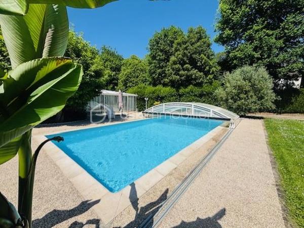 *** Nouveauté : En lisière de bois, coup de cœur pour cette jolie Maison d'architecte de plain-pied avec piscine offrant un cadre unique ***

Située dans un environnement privilégié au calme, en lisière de bois, cette Maison d'architecte construite en 1973, pensée pour offrir un art de vivre alliant confort et nature.
Implantée sur un vaste terrain paysager, la propriété séduit dès son arrivée par une allée privée, instaurant une atmosphère de sérénité et d'exclusivité. 
La piscine agrémentée de son dôme et la terrasse avec son kiosque, s'intègrent parfaitement à ce cadre naturel.

* Descriptif de la Maison *

 De plain-pied : 
- Une cuisine aménagée offrant des équipements (mobiliers et électroménagers) récents de 2024 et de la marque SCHMIDT
- Un espace de vie lumineux et traversant composé d'un salon cosy et d'une grande salle à manger, idéale pour recevoir, avec son accès direct sur la terrasse
- Une spacieuse véranda de 45m² avec son bar (point d'eau), chauffée par sa cheminée fonctionnelle, baignée de lumière grâce à ses baies vitrées donnant sur terrasse et piscine
- Un dégagement desservant les pièces de nuit
- 4 chambres
- Une vaste salle d'eau avec douche à l'italienne et wc suspendu, entièrement refait à neuf en 2024
- Une buanderie (pouvant être une seconde salle d'eau)
- Un wc séparé
- Une arrière-cuisine/chaufferie


* Ses extérieurs *
- Un terrain d'environ 3939m² entièrement clos, en lisière de bois
- Une piscine 5X10m avec une filtration à sable (pompe changée en 2021)
- Une jolie terrasse avec store banne électrique et son kiosque à jardin
- Son portail motorisé permettant l'entrée à la propriété
- Un sous-sol partiel comprenant un garage, une cave, un atelier
- Un vide sanitaire sur l'autre partie de la Maison
- Un second garage indépendant

* Son secteur *
- proximité de services à Cheroy : école maternelle et primaire avec un service de cantine et de garderie,  service de transports pour le collège et le lycée, tous commerces dans le village (boulangerie, pharmacie, médecins, superette, restaurant, station-service)

* Ses équipements et ses avantages *
- Village très recherché de part tous ses commerces de proximité accessibles facilement
- Maison construite en 1973 , toujours très bien entretenue et bien exposée
- La cuisine entièrement équipée de tous ses éléments (hotte à extraction extérieur, four, four micro-ondes, frigidaire, plaque, lave-vaisselle intégré...) de la marque haut de gamme SCHMIDT
- Chauffage Gaz de ville (chaudière récente de la marque LEBLANC de 2021 et entretenue tous les ans), couplé avec une Pompe à Chaleur air/air (véranda et salle à manger) chauffage et climatisation
- Assainissement collectif aux normes
- Fibre installée
- Electricité et plomberie refait à neuf 
- Toutes les ouvertures sont en double vitrage ALU, accompagnés de volets roulants électriques
- Toiture en très bon état

Cette propriété d'exception est à découvrir très rapidement...