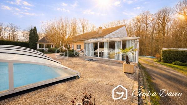 *** Nouveauté : En lisière de bois, coup de cœur pour cette jolie Maison d'architecte de plain-pied avec piscine offrant un cadre unique ***

Située dans un environnement privilégié au calme, en lisière de bois, cette Maison d'architecte construite en 1973, pensée pour offrir un art de vivre alliant confort et nature.
Implantée sur un vaste terrain paysager, la propriété séduit dès son arrivée par une allée privée, instaurant une atmosphère de sérénité et d'exclusivité. 
La piscine agrémentée de son dôme et la terrasse avec son kiosque, s'intègrent parfaitement à ce cadre naturel.

* Descriptif de la Maison *

 De plain-pied : 
- Une cuisine aménagée offrant des équipements (mobiliers et électroménagers) récents de 2024 et de la marque SCHMIDT
- Un espace de vie lumineux et traversant composé d'un salon cosy et d'une grande salle à manger, idéale pour recevoir, avec son accès direct sur la terrasse
- Une spacieuse véranda de 45m² avec son bar (point d'eau), chauffée par sa cheminée fonctionnelle, baignée de lumière grâce à ses baies vitrées donnant sur terrasse et piscine
- Un dégagement desservant les pièces de nuit
- 4 chambres
- Une vaste salle d'eau avec douche à l'italienne et wc suspendu, entièrement refait à neuf en 2024
- Une buanderie (pouvant être une seconde salle d'eau)
- Un wc séparé
- Une arrière-cuisine/chaufferie


* Ses extérieurs *
- Un terrain d'environ 3939m² entièrement clos, en lisière de bois
- Une piscine 5X10m avec une filtration à sable (pompe changée en 2021)
- Une jolie terrasse avec store banne électrique et son kiosque à jardin
- Son portail motorisé permettant l'entrée à la propriété
- Un sous-sol partiel comprenant un garage, une cave, un atelier
- Un vide sanitaire sur l'autre partie de la Maison
- Un second garage indépendant

* Son secteur *
- proximité de services à Cheroy : école maternelle et primaire avec un service de cantine et de garderie,  service de transports pour le collège et le lycée, tous commerces dans le village (boulangerie, pharmacie, médecins, superette, restaurant, station-service)

* Ses équipements et ses avantages *
- Village très recherché de part tous ses commerces de proximité accessibles facilement
- Maison construite en 1973 , toujours très bien entretenue et bien exposée
- La cuisine entièrement équipée de tous ses éléments (hotte à extraction extérieur, four, four micro-ondes, frigidaire, plaque, lave-vaisselle intégré...) de la marque haut de gamme SCHMIDT
- Chauffage Gaz de ville (chaudière récente de la marque LEBLANC de 2021 et entretenue tous les ans), couplé avec une Pompe à Chaleur air/air (véranda et salle à manger) chauffage et climatisation
- Assainissement collectif aux normes
- Fibre installée
- Electricité et plomberie refait à neuf 
- Toutes les ouvertures sont en double vitrage ALU, accompagnés de volets roulants électriques
- Toiture en très bon état

Cette propriété d'exception est à découvrir très rapidement...
