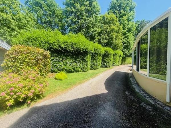 *** Nouveauté : En lisière de bois, coup de cœur pour cette jolie Maison d'architecte de plain-pied avec piscine offrant un cadre unique ***

Située dans un environnement privilégié au calme, en lisière de bois, cette Maison d'architecte construite en 1973, pensée pour offrir un art de vivre alliant confort et nature.
Implantée sur un vaste terrain paysager, la propriété séduit dès son arrivée par une allée privée, instaurant une atmosphère de sérénité et d'exclusivité. 
La piscine agrémentée de son dôme et la terrasse avec son kiosque, s'intègrent parfaitement à ce cadre naturel.

* Descriptif de la Maison *

 De plain-pied : 
- Une cuisine aménagée offrant des équipements (mobiliers et électroménagers) récents de 2024 et de la marque SCHMIDT
- Un espace de vie lumineux et traversant composé d'un salon cosy et d'une grande salle à manger, idéale pour recevoir, avec son accès direct sur la terrasse
- Une spacieuse véranda de 45m² avec son bar (point d'eau), chauffée par sa cheminée fonctionnelle, baignée de lumière grâce à ses baies vitrées donnant sur terrasse et piscine
- Un dégagement desservant les pièces de nuit
- 4 chambres
- Une vaste salle d'eau avec douche à l'italienne et wc suspendu, entièrement refait à neuf en 2024
- Une buanderie (pouvant être une seconde salle d'eau)
- Un wc séparé
- Une arrière-cuisine/chaufferie


* Ses extérieurs *
- Un terrain d'environ 3939m² entièrement clos, en lisière de bois
- Une piscine 5X10m avec une filtration à sable (pompe changée en 2021)
- Une jolie terrasse avec store banne électrique et son kiosque à jardin
- Son portail motorisé permettant l'entrée à la propriété
- Un sous-sol partiel comprenant un garage, une cave, un atelier
- Un vide sanitaire sur l'autre partie de la Maison
- Un second garage indépendant

* Son secteur *
- proximité de services à Cheroy : école maternelle et primaire avec un service de cantine et de garderie,  service de transports pour le collège et le lycée, tous commerces dans le village (boulangerie, pharmacie, médecins, superette, restaurant, station-service)

* Ses équipements et ses avantages *
- Village très recherché de part tous ses commerces de proximité accessibles facilement
- Maison construite en 1973 , toujours très bien entretenue et bien exposée
- La cuisine entièrement équipée de tous ses éléments (hotte à extraction extérieur, four, four micro-ondes, frigidaire, plaque, lave-vaisselle intégré...) de la marque haut de gamme SCHMIDT
- Chauffage Gaz de ville (chaudière récente de la marque LEBLANC de 2021 et entretenue tous les ans), couplé avec une Pompe à Chaleur air/air (véranda et salle à manger) chauffage et climatisation
- Assainissement collectif aux normes
- Fibre installée
- Electricité et plomberie refait à neuf 
- Toutes les ouvertures sont en double vitrage ALU, accompagnés de volets roulants électriques
- Toiture en très bon état

Cette propriété d'exception est à découvrir très rapidement...